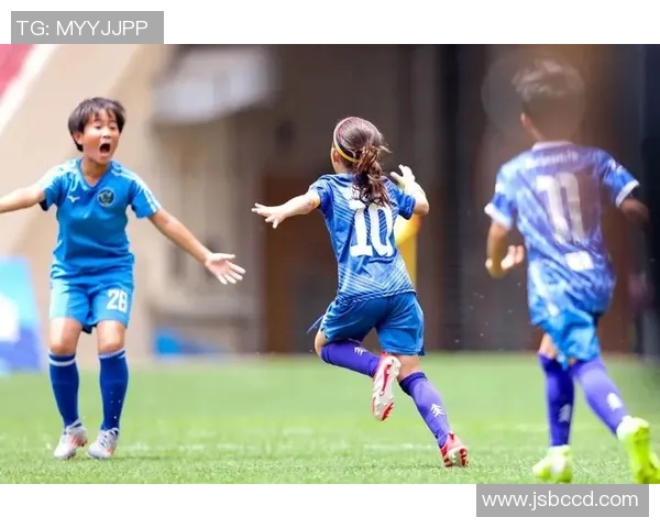 足球场上的歌声魅力她是唱歌好听的足球明星女孩